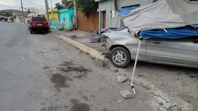 Cafre al volante provoca choque y huye tras destrozar auto en la colonia Las Flores