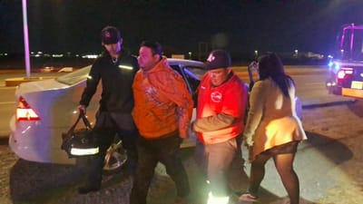 Hombre resulta lesionado tras arrojarse de vehículo en movimiento en la Carretera 30