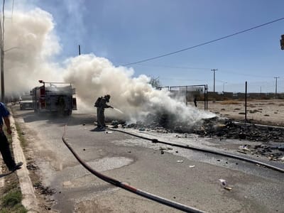 Arde camión recolector tras levantar basura incendiada en Monclova 