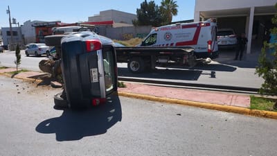 Pierde el control y termina volcado en Ramos Arizpe