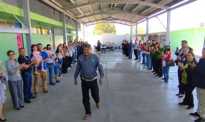 Entre aplausos y lágrimas, maestro Emilio dice adiós a las aulas
