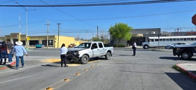 Choque en cruce del bulevar Benito Juárez deja a mujer hospitalizada