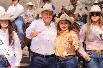 Óscar Ríos encabeza cabalgata tradicional en ejido Santa María