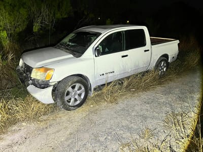 Joven sale de la carretera en la estatal 28; resulta ileso