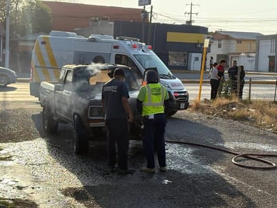 Pickup queda calcinada tras incendio en Lomas del Norte