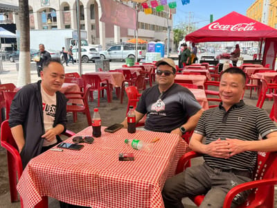 Visitantes chinos disfrutan el Día del Taco en Monclova