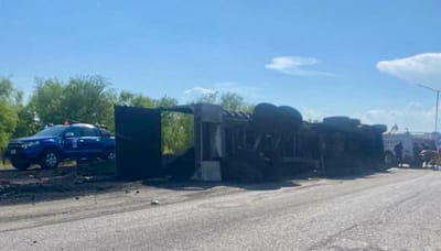 Volcadura de camión en San Juan de Sabinas deja dos lesionados