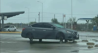 Dejan vehículo sin llantas en Paseo Monclova; operaron en zona trasera