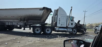 Accidente con tráiler provoca tráfico lento en carretera 57