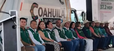Manolo Jiménez entrega camión recolector a San Juan de Sabinas