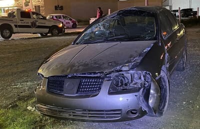 Conductor ebrio vuelca tras chocar contra luminaria en Saltillo