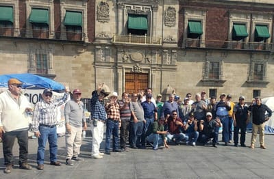Exobreros de AHMSA endurecen protestas y anuncian bloqueo en la carretera 57