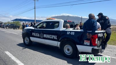 Exobreros de AHMSA confrontan a policías en bloqueo 