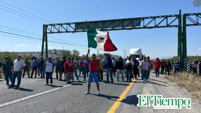 Exobreros de AHMSA bloquean la carretera 57 en Castaños para exigir pagos y apoyo federal