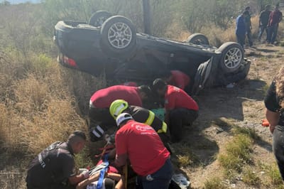 Aparatosa volcadura deja a dos mujeres lesionadas en Frontera