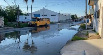Persisten fugas de drenaje en cruce de la colonia Roma y Zona Centro de Piedras Negras