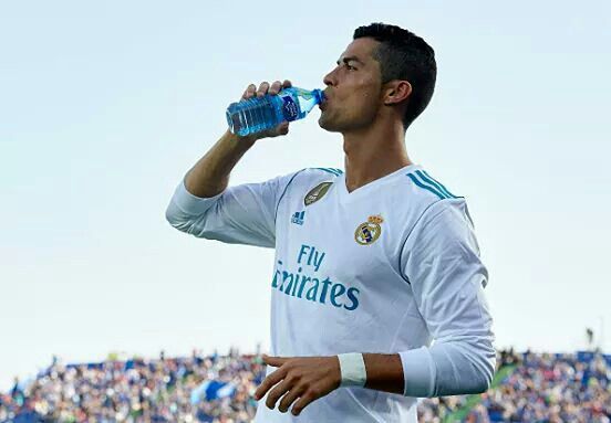 Cristiano Ronaldo prefiere el agua a las bebidas azucaradas