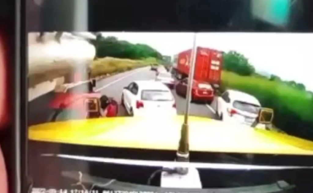 video del momento en que tráiler embiste varios autos en la autopista