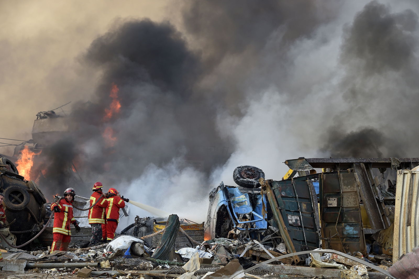 El director de la Seguridad General libanesa, Ibrahim Abbas, dijo que todo indica que la explosión se registró en un "almacén con material altamente explosivo confiscado desde hace años".