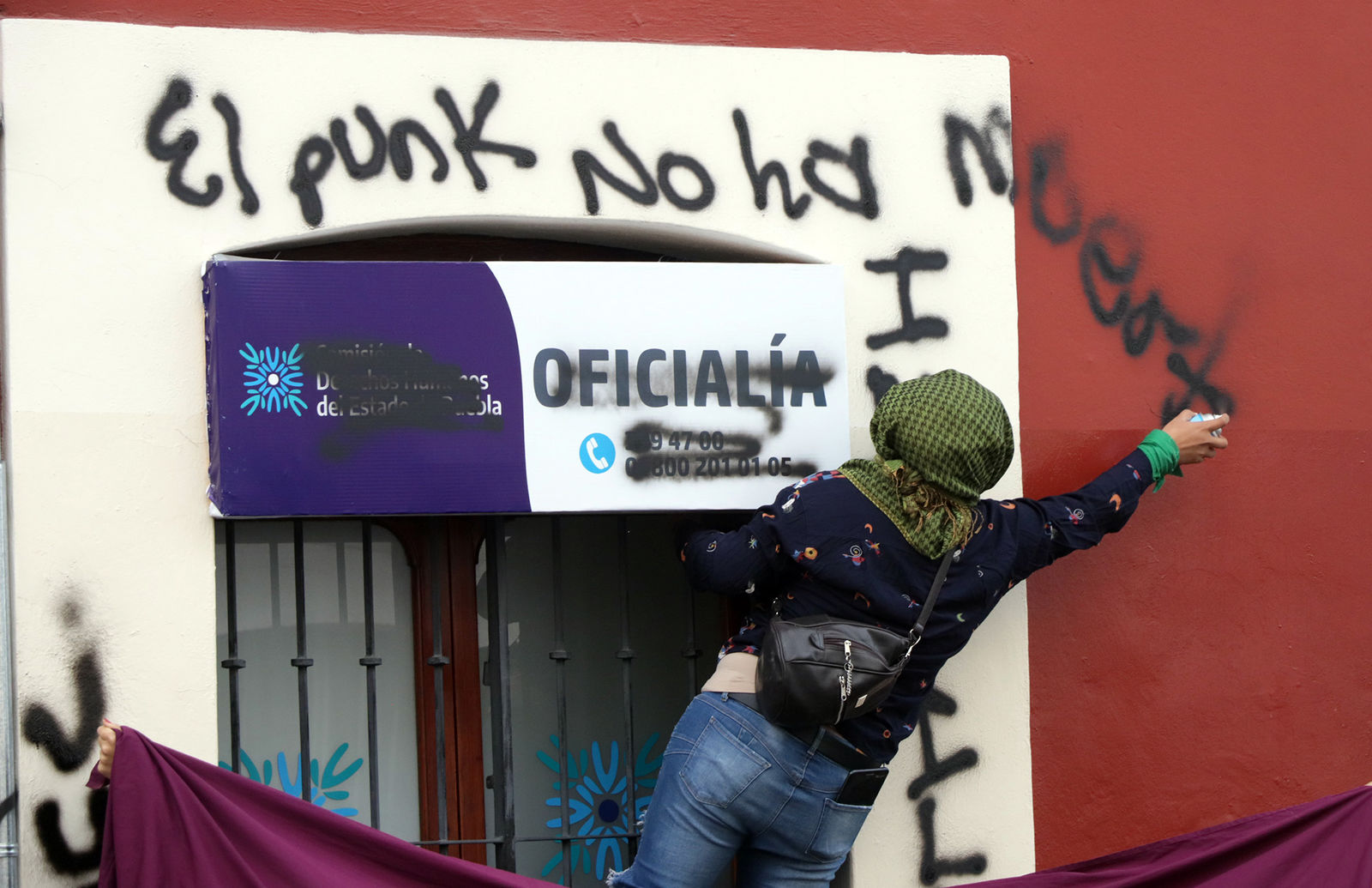 Feministas llevaron su movimiento a las sedes de derechos humanos.