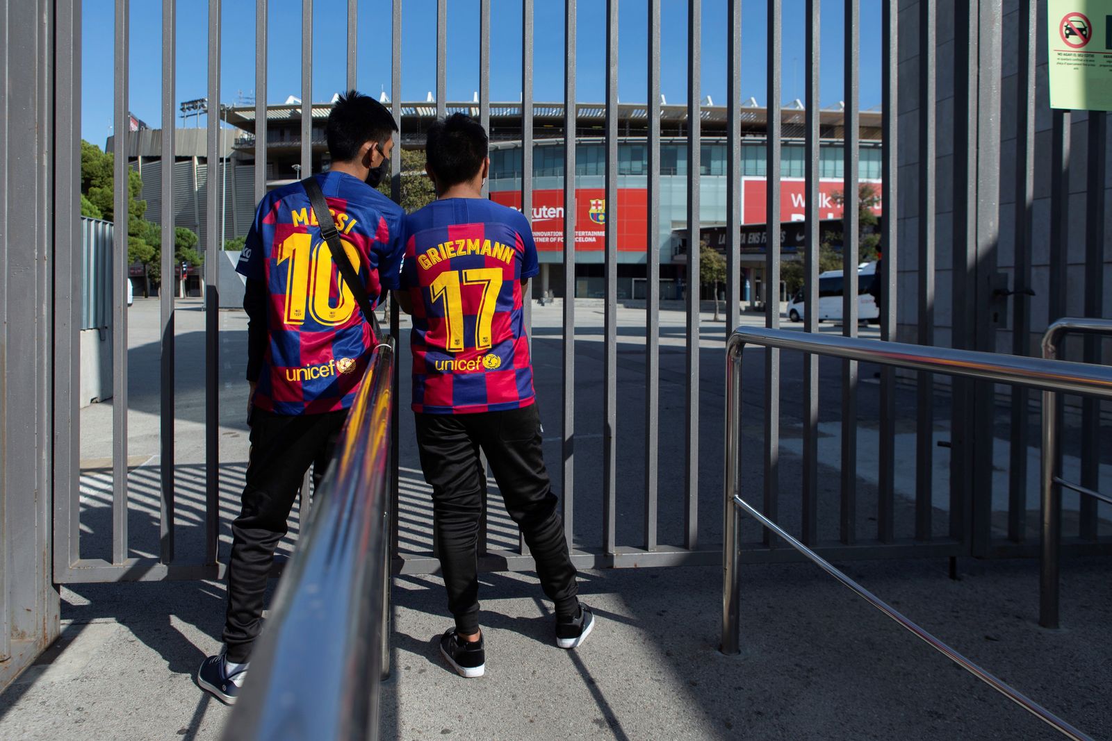 A la distancia, los fanáticos mostraron apoyo a sus equipos.