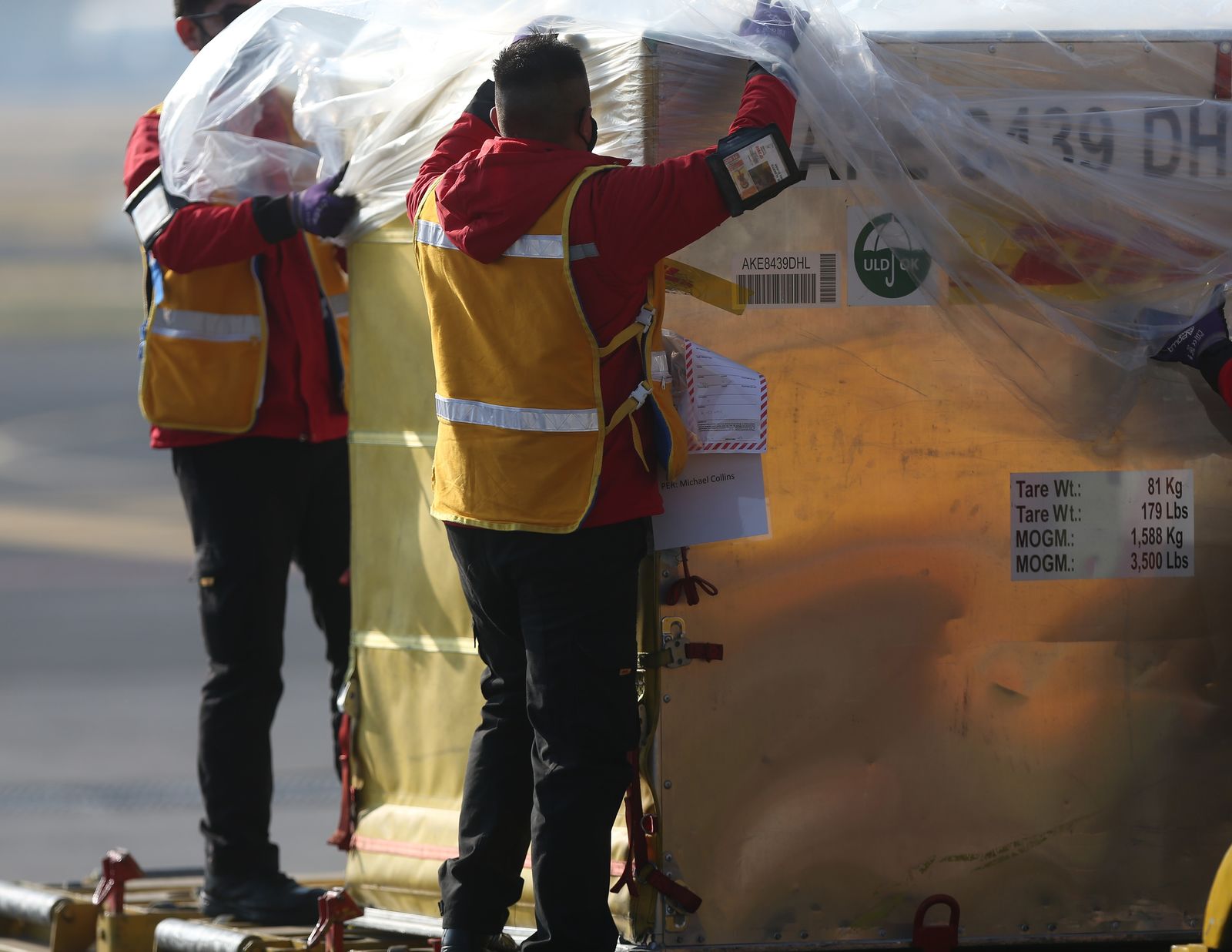 Aterrizan en México las primeras vacunas de Pfizer contra la covid-19