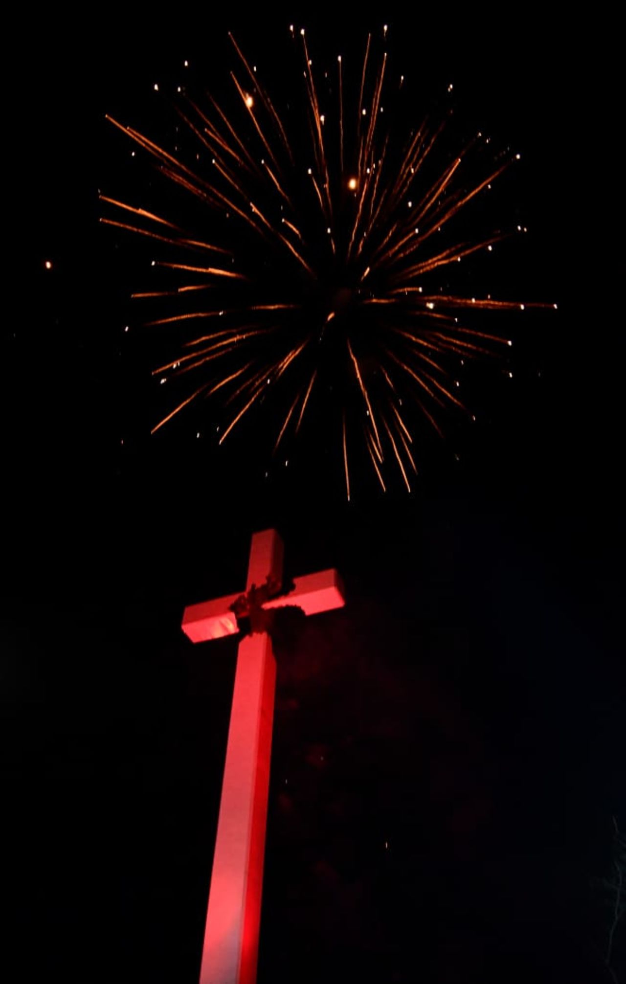 Inauguran con juegos pirotécnicos el Cristo de la Bartola