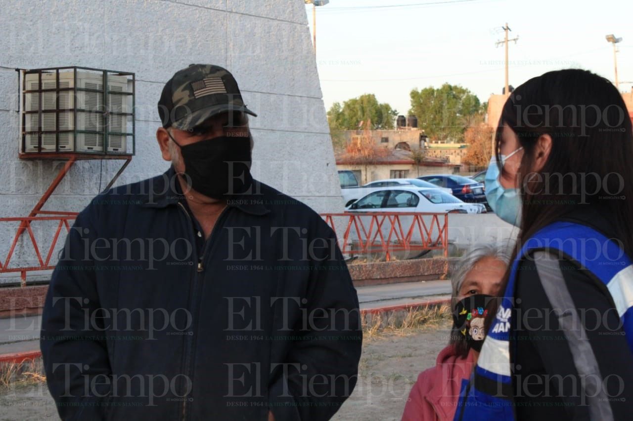 Entre desorganización y molestia, vacunan a los adultos mayores de Monclova