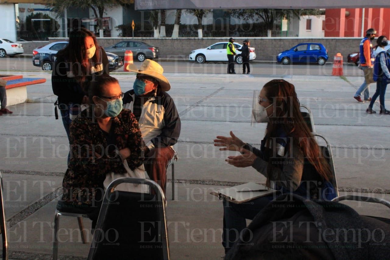 Entre desorganización y molestia, vacunan a los adultos mayores de Monclova