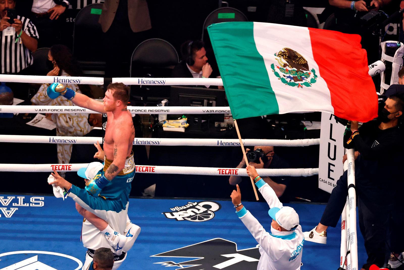 "Canelo" Álvarez contra Saunders Bate