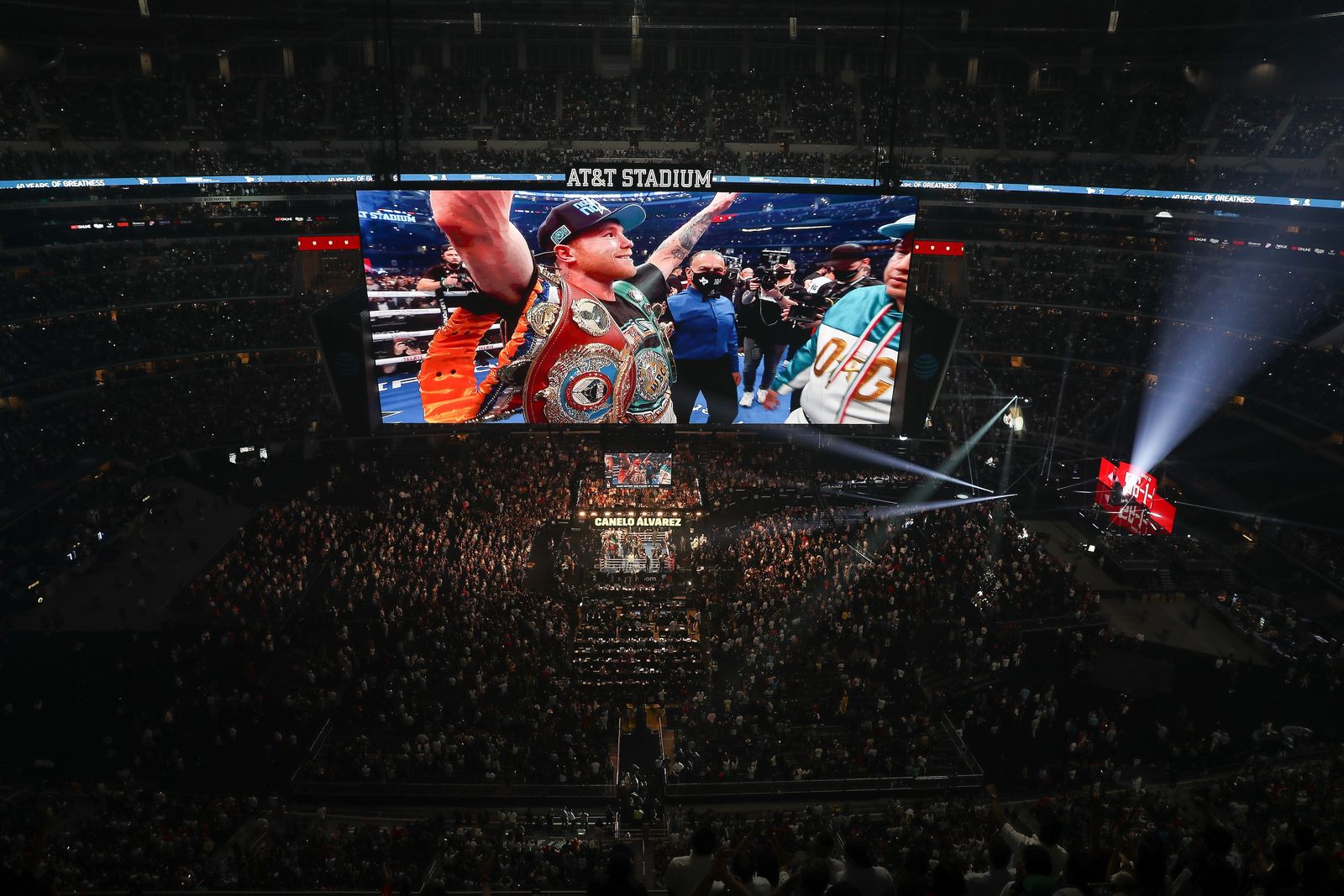 "Canelo" Álvarez contra Saunders Bate