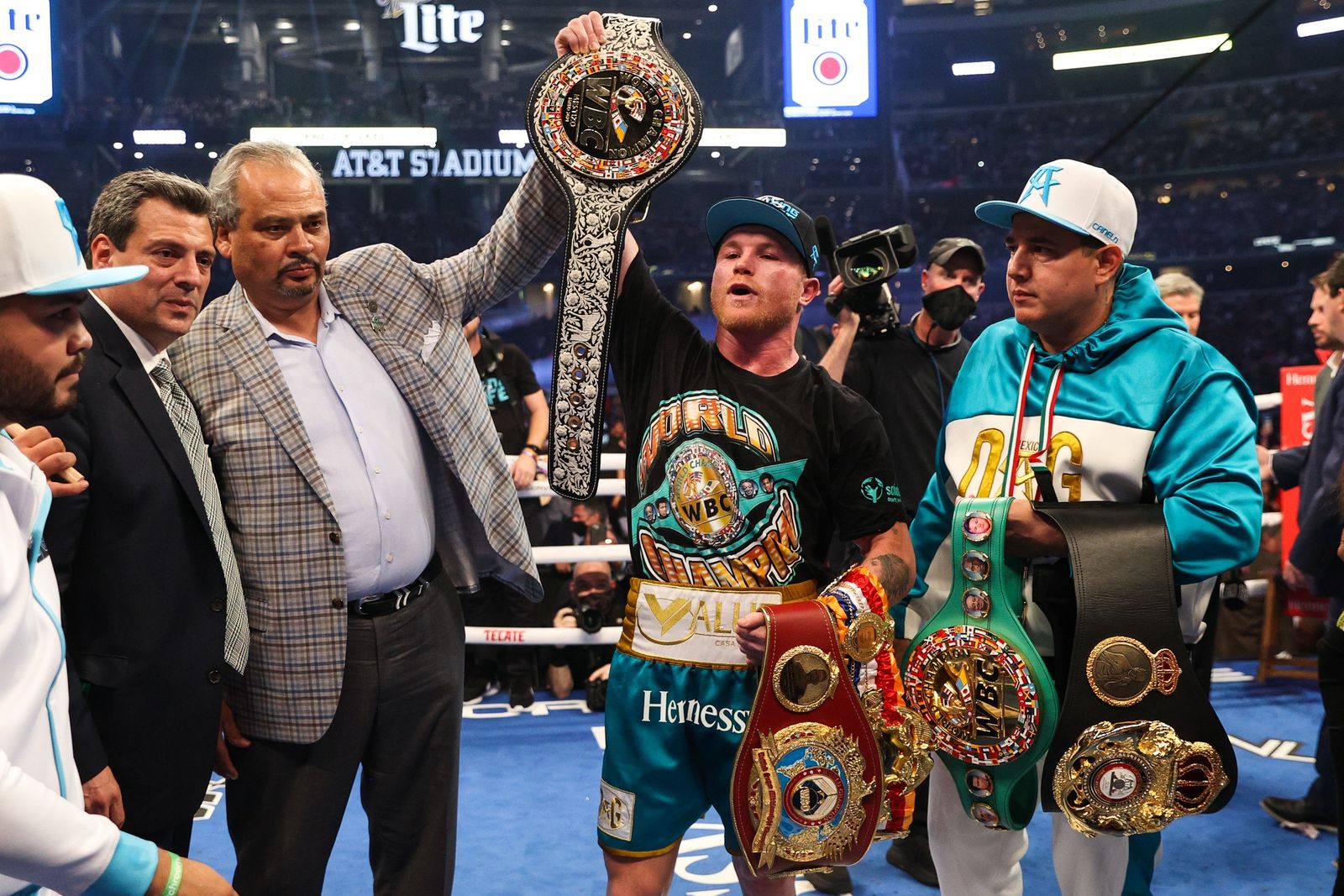 "Canelo" Álvarez contra Saunders Bate