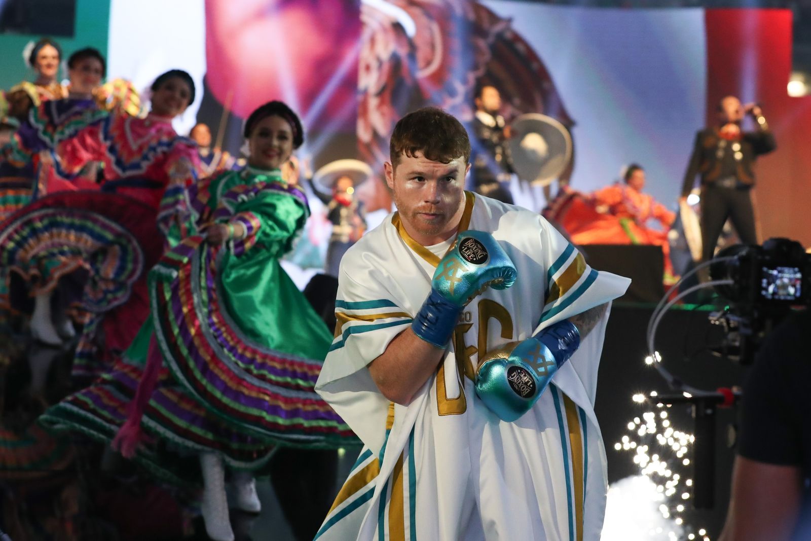 "Canelo" Álvarez contra Saunders Bate