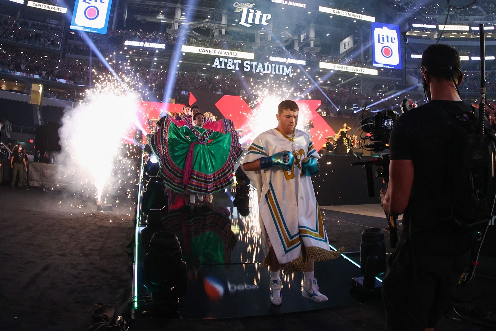 "Canelo" Álvarez contra Saunders Bate