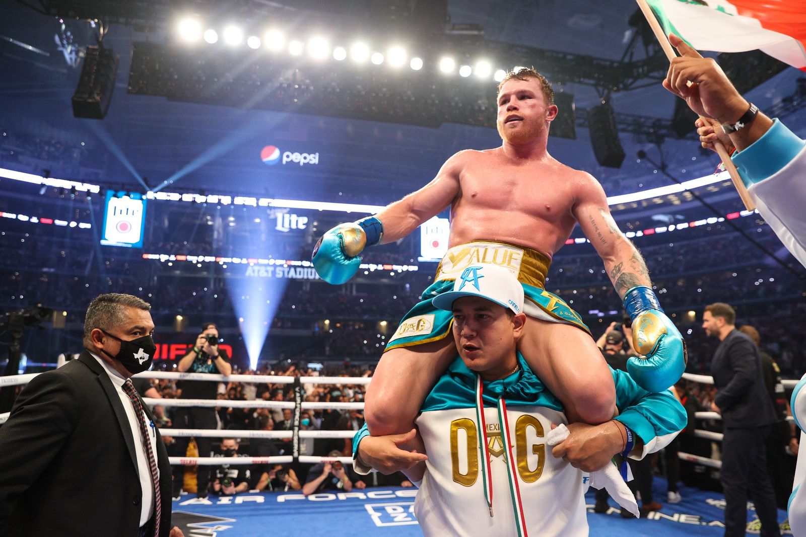 "Canelo" Álvarez contra Saunders Bate
