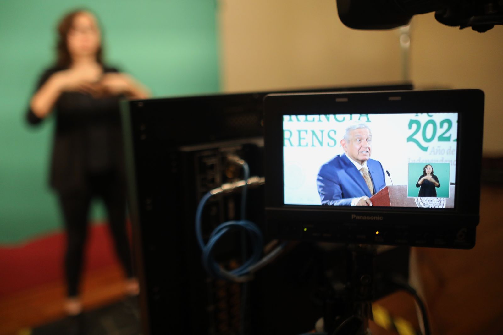 El reto de traducir a López Obrador en lengua de señas