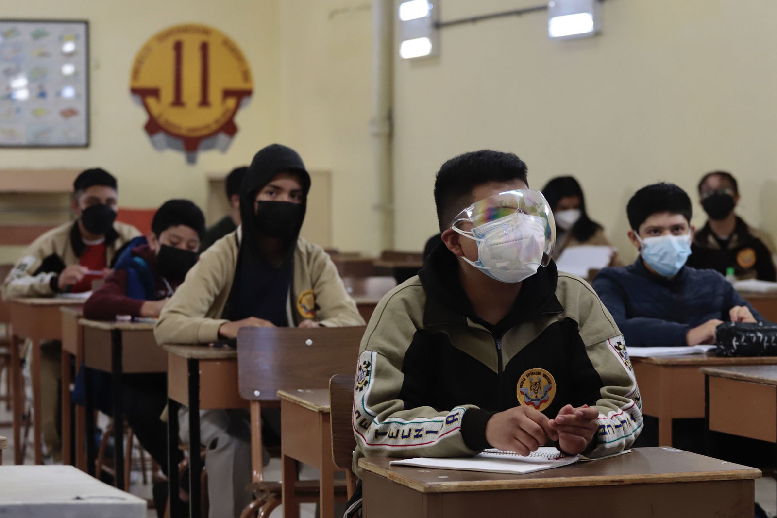 Millones de estudiantes mexicanos regresan a las aulas en plena tercera ola de COVID-19