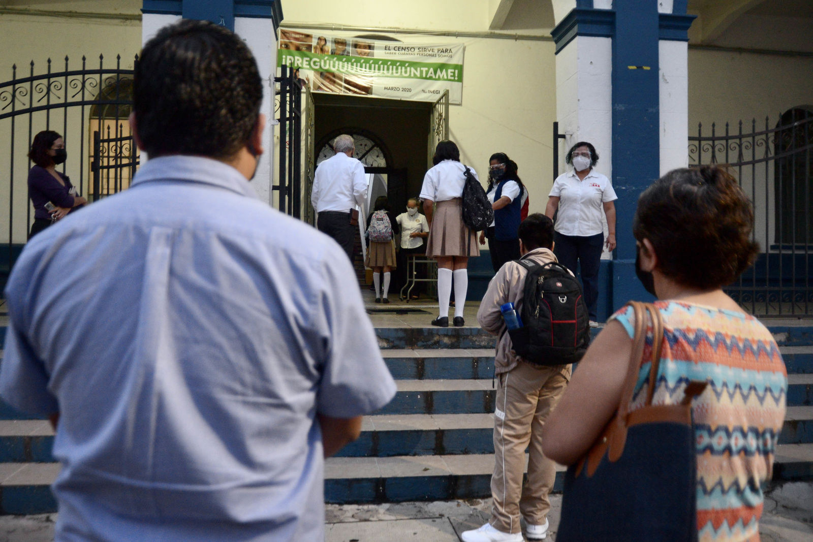 Millones de estudiantes mexicanos regresan a las aulas en plena tercera ola de COVID-19