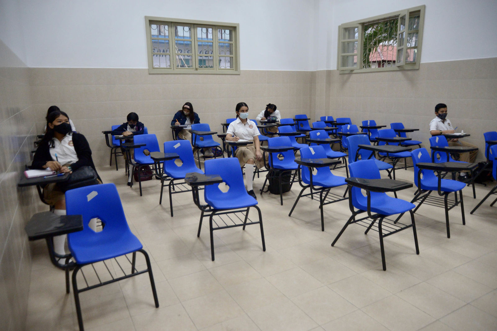 Millones de estudiantes mexicanos regresan a las aulas en plena tercera ola de COVID-19