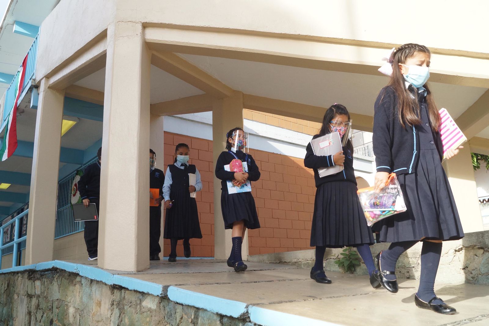 Millones de estudiantes mexicanos regresan a las aulas en plena tercera ola de COVID-19