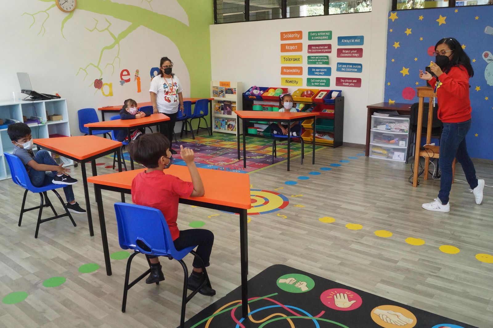 Millones de estudiantes mexicanos regresan a las aulas en plena tercera ola de COVID-19