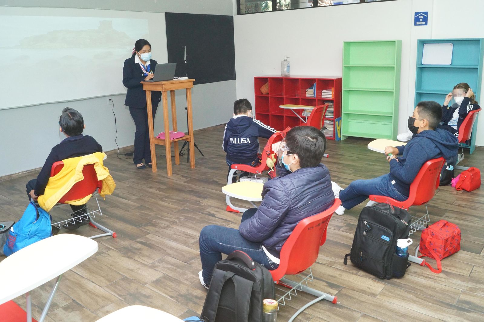 Millones de estudiantes mexicanos regresan a las aulas en plena tercera ola de COVID-19
