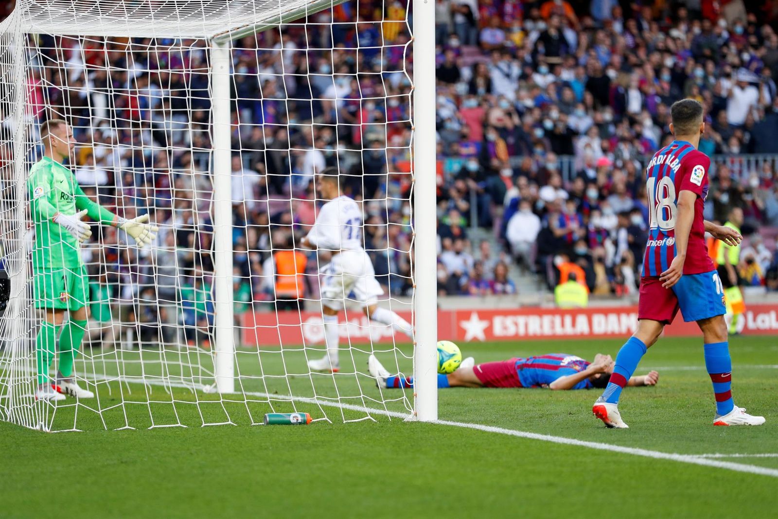 El Real Madrid se lleva el Clásico Español en el Camp Nou con goles de Alaba y Lucas Vázquez