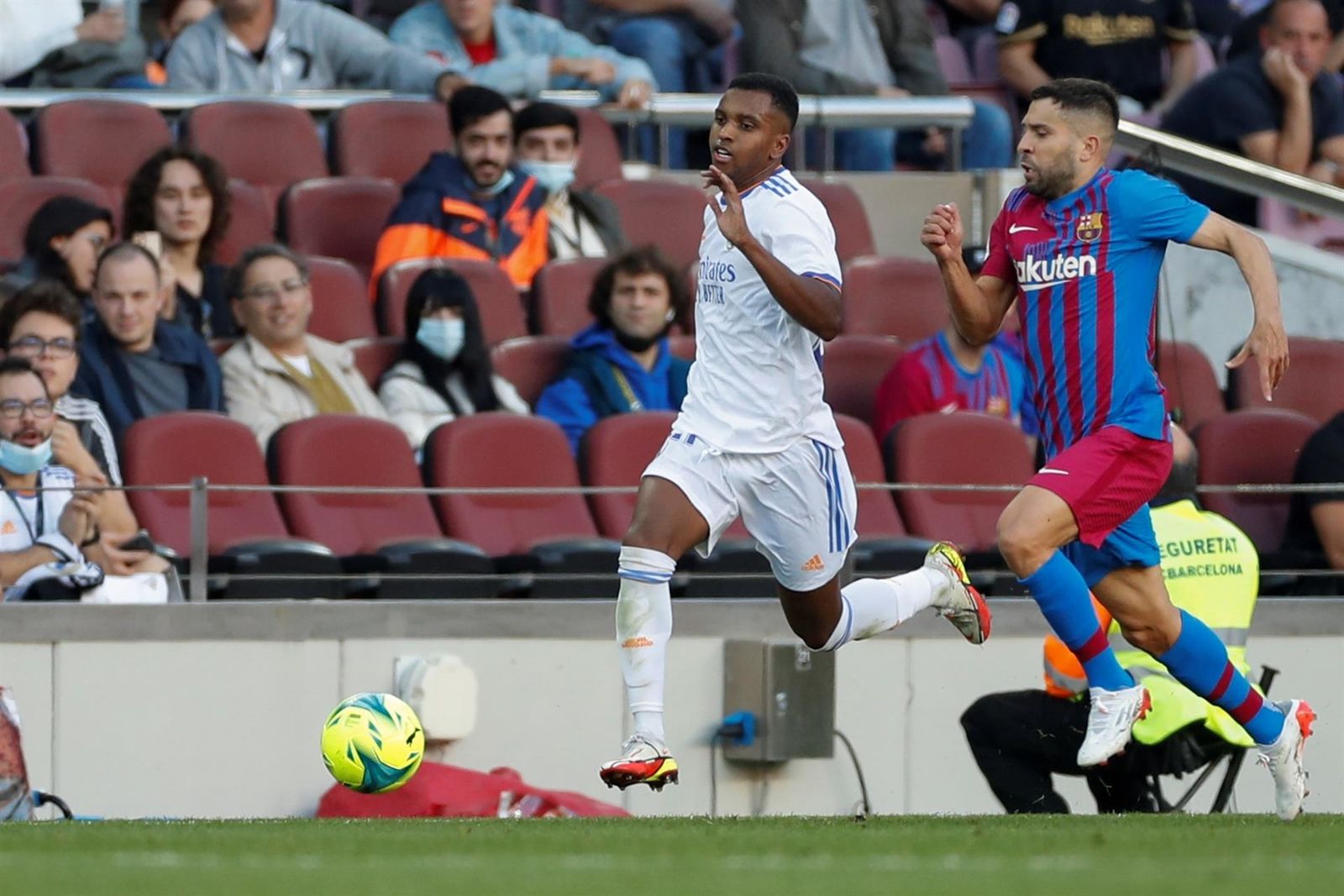 El Real Madrid se lleva el Clásico Español en el Camp Nou con goles de Alaba y Lucas Vázquez