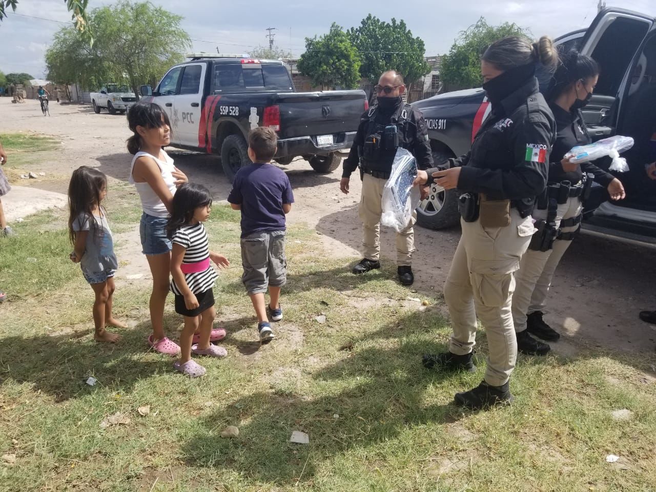 Policía Civil Coahuila apoya a niños con útiles escolares