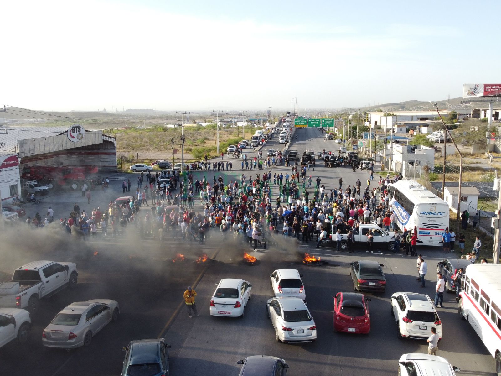 Obreros bloquean la carretera federal 57