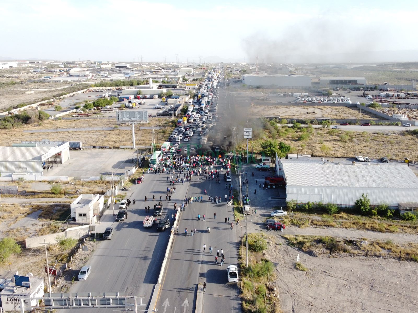 Obreros bloquean la carretera federal 57