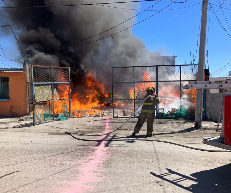 Voraz incendio arrasa con bodega de Frutería de la colonia Ampliación Hipódromo de Monclova