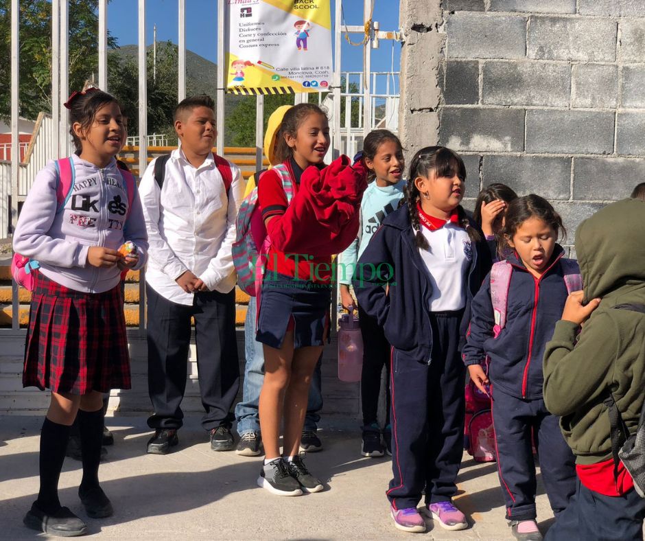 Padres se manifiestan y cierran escuela de Colinas con candado