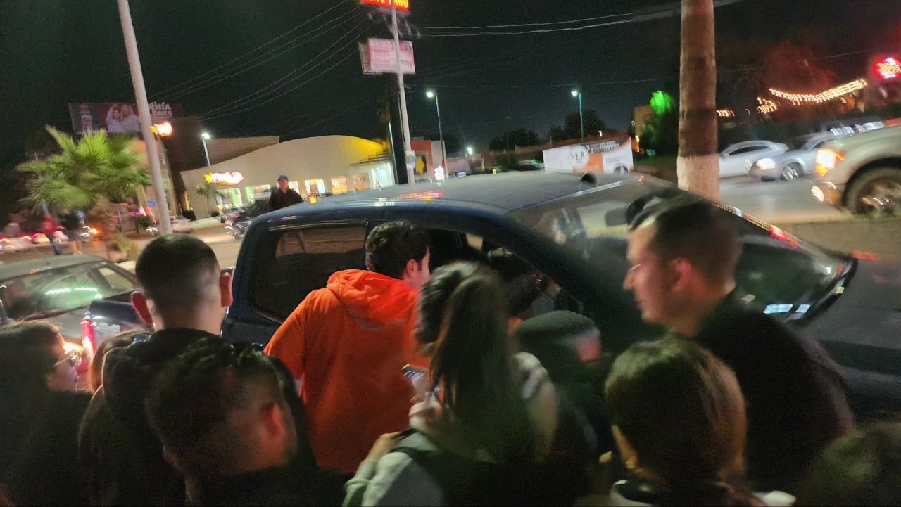 Samuel García y Mariana Rodríguez en Monclova pegando calcas